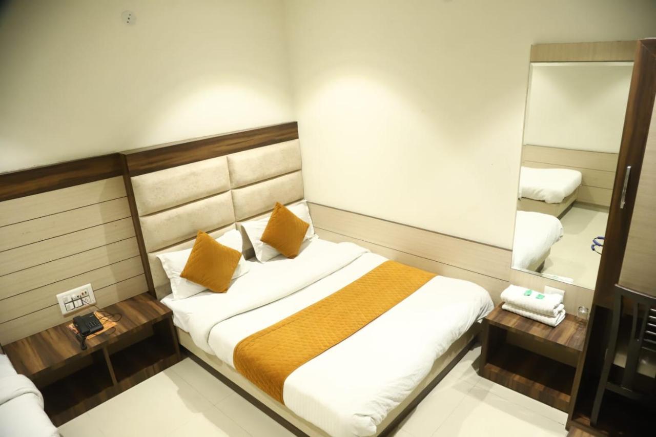 Hotel Malhotra Inn 50 Meter From Golden Temple Amritsar Exterior foto